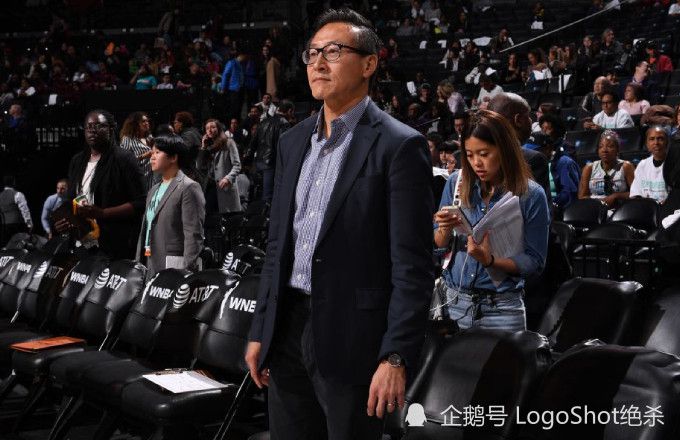 随后，他才端起酒杯来，笑着说道：韩阿姨、保罗，欢迎你们回到中国，欢迎你们回到金陵，也欢迎你们来到我们家里做客，我们共同喝一杯吧。